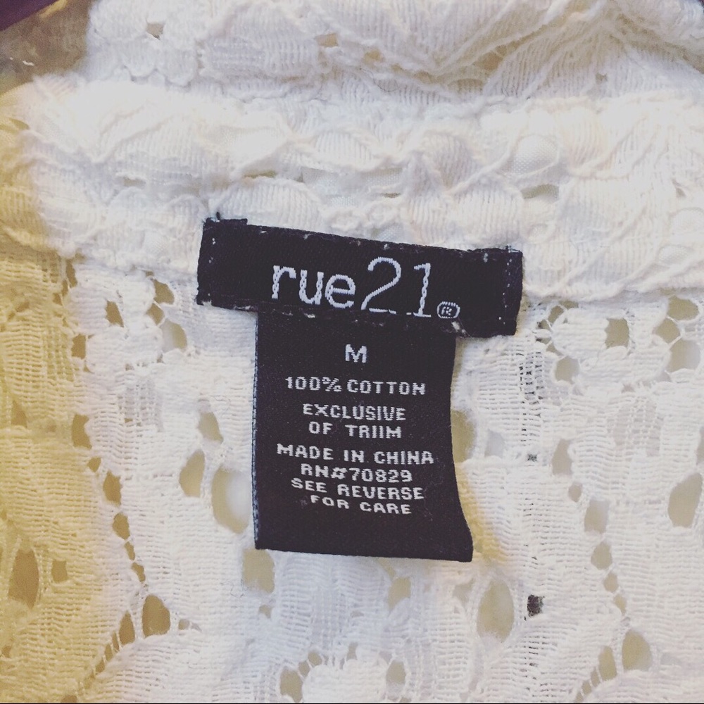 ☆ Collared Lace Button Up ☆ - Picture 3 of 3